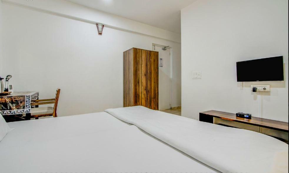 Isec Apartment Мумбаи Экстерьер фото